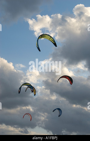 Drachen der Kitesurfer flattern im wind Stockfoto