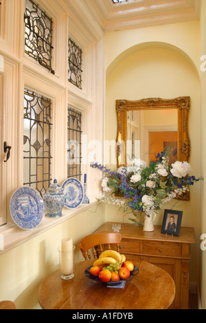 UK Property, Haus innen, traditionelle, verbleites Licht Fenster, Zimmer Ecke angezeigt. Stockfoto