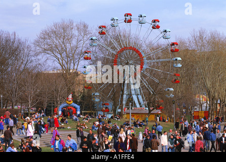 Massen an ein Vergnügungspark mit einem Riesenrad während der Earth Day Festival im Gorki Park in Moskau Russland G Hellier Stockfoto