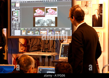 Anzeigen von Informationen auf einem großen LCD-Flachbildschirm auf NEC-Messe für Fotografie Mann Stockfoto