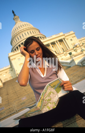 Touristen auf der Suche auf einer Karte Washington DC USA Modell veröffentlicht Stockfoto