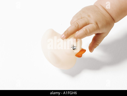 Baby es Hand hob Gummiente Stockfoto