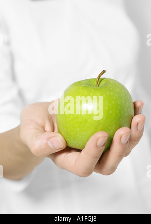 Zarte Frauenhand hielt apple Stockfoto