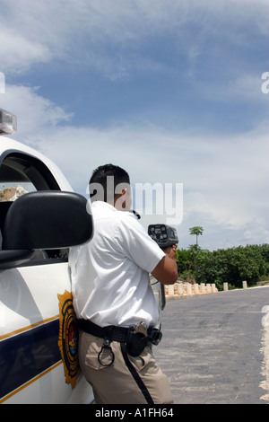 Polizist Überprüfung Geschwindigkeitsbegrenzung mit einem Radar-Pistole Cancun Mexiko Stockfoto