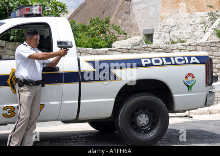 Polizist Überprüfung Geschwindigkeitsbegrenzung mit einem Radar-Pistole Cancun Mexiko Stockfoto