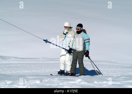 zwei junge Skifahrer auf den Swiss Ski Luftwiderstand heben verbier Schweiz Ski Alpin Resort sport Stockfoto