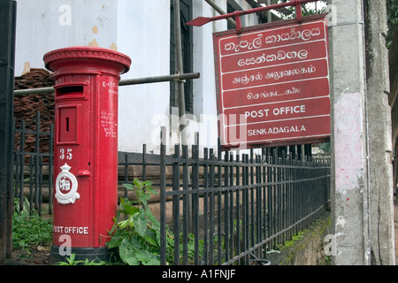 Roten Briefkasten und Post unterzeichnen. Kandy, Sri Lanka Stockfoto
