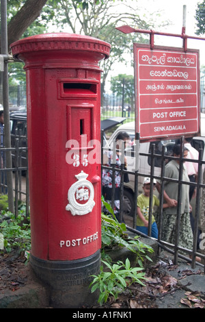 Roten Briefkasten und Post unterzeichnen. Kandy, Sri Lanka Stockfoto