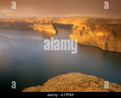 Sonnenaufgang mit Nebel am See Billy Chinook Oregon Stockfoto