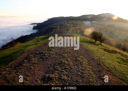 Blick nach Süden entlang der Malvern Hills an einem nebeligen Wintertag Stockfoto