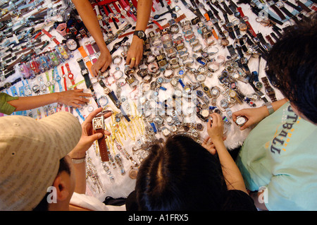 Uhren zum Verkauf am Chatuchak-Wochenendmarkt Bangkok Thailand Stockfoto