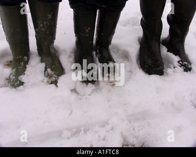 Drei Paar Gummistiefel im Schnee Stockfoto