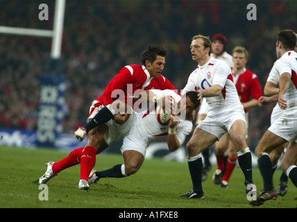 Gavin Henson von Wales packt Jason Robinson von England International Rugby im Millennium Stadium Cardiff Wales UK Stockfoto