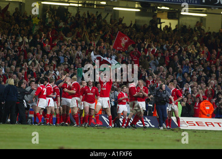 Gavin Henson von Wales packt Jason Robinson von England International Rugby im Millennium Stadium Cardiff Wales UK Stockfoto