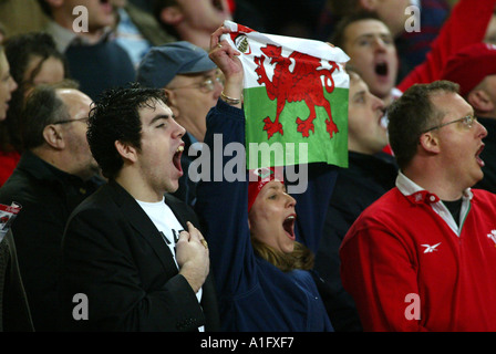 Gavin Henson von Wales packt Jason Robinson von England International Rugby im Millennium Stadium Cardiff Wales UK Stockfoto