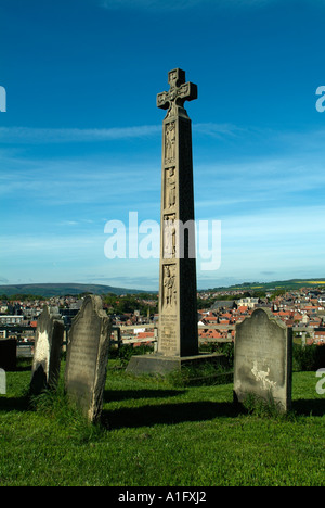 In Erinnerung an Caedmon errichtet Steinkreuz an Str. Marys Kirche Whitby North Yorkshire Stockfoto