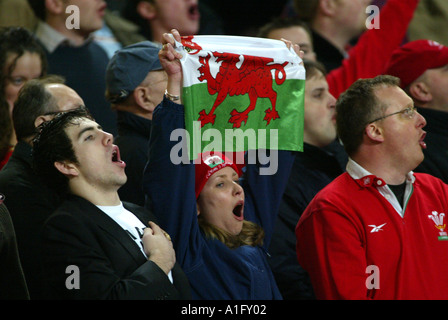 Gavin Henson von Wales packt Jason Robinson von England International Rugby im Millennium Stadium Cardiff Wales UK Stockfoto