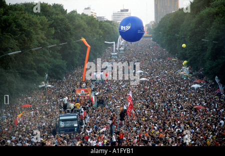 Mehr als 1000000 Besucher versammeln sich auf der Straße des 17 Juni während der Love Parade Festival Berlin Deutschland Stockfoto