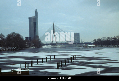 Blick auf die Brücke über den Fluss Daugava Riga Lettland Stockfoto