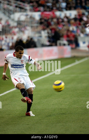 Daniel Alves, brasilianischer Spieler des FC Sevilla, schießen Ball auf Torraum Stockfoto