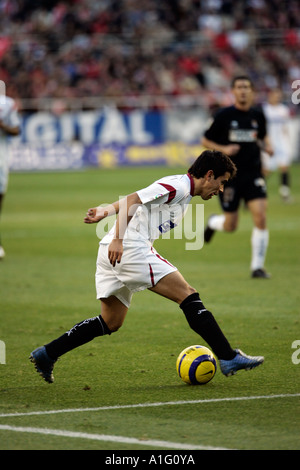 Javier Saviola, argentinische Stürmer des FC Sevilla, versucht, auf Torlinie Bereich dribbeln Stockfoto