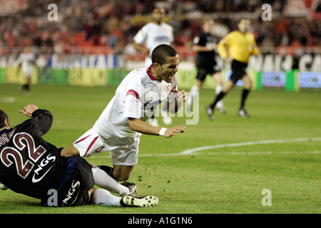 Ein Verteidiger verpflichtet eine Strafe über Daniel Alves, brasilianischer Sevilla FC-Spieler im Torraum Stockfoto