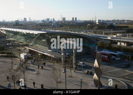 Blick auf Bahn und Bus-Station mit Skyline Stratford London England Stockfoto