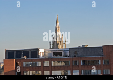 St Johns Kirchturm hinter modernen Gebäude Stratford London England Stockfoto