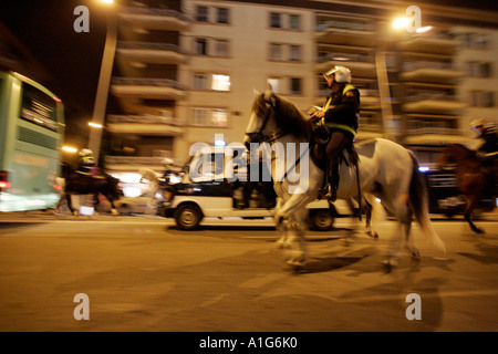 Reiten Polizisten gerade Straßen, Sevilla, Spanien Stockfoto