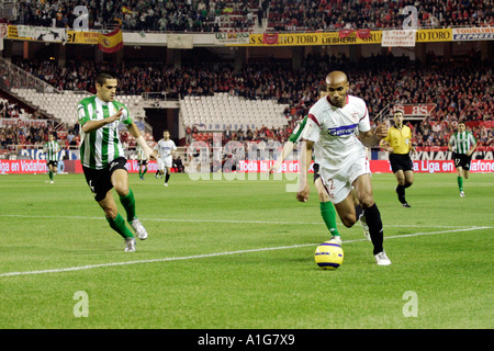 Kanoute, Sevilla FC vorwärts, Real Betis Tor betreten mit ball Stockfoto