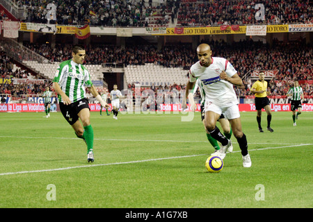 Kanoute, Sevilla FC vorwärts, Real Betis Tor betreten mit ball Stockfoto