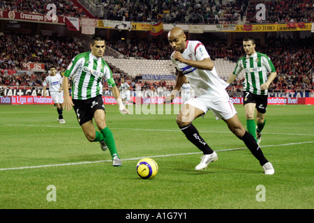 Kanoute, Sevilla FC vorwärts, Real Betis Tor betreten mit ball Stockfoto