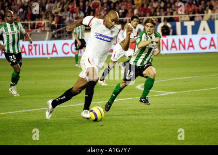 Kanoute, Sevilla FC vorwärts, Real Betis Tor betreten mit ball Stockfoto