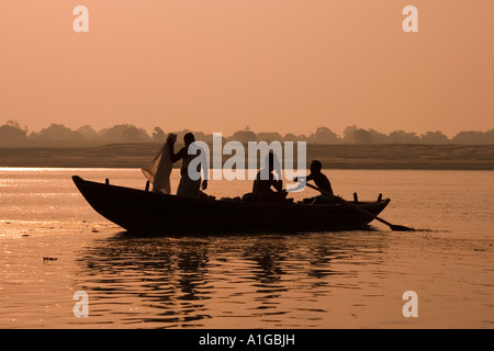 Boot am heiligen Fluss Ganges bei Sonnenaufgang in Varanasi in Uttar Pradesh Region im Norden Indiens Stockfoto