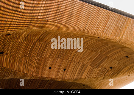 Holz Streifen Decke des Foyers der Waliser Versammlung Regierung (Senedd) Gebäude Cardiff Bay SE Wales UK Stockfoto