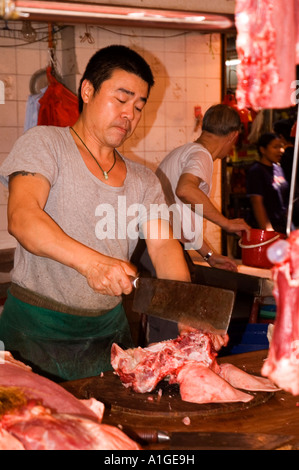 Stock Foto von einem Metzger schneiden eine Schweine Kopf in einem Straßenmarkt auf Hong Kong Island 2006 Stockfoto