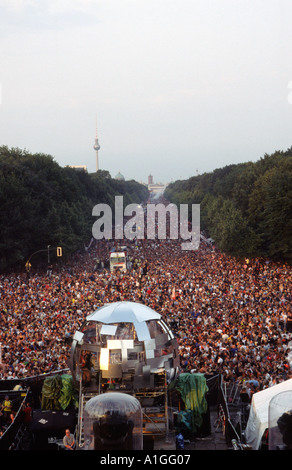 Mehr als 1000000 Besucher versammeln sich auf der Straße des 17 Juni während der Love Parade Festival Berlin Deutschland Stockfoto