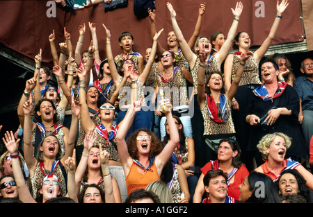 Contrada Fans anfeuern Il Campo Platz Il Palio di Siena Trial Rennen Siena Toskana Italien Stockfoto