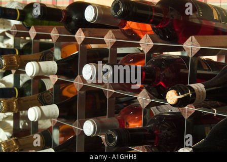 Weinflaschen auf einem Weinregal Stockfoto