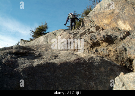 Wanderer steigt nahe dem Gipfel des Mount Chocorua, White Mountains von New Hampshire USA Stockfoto