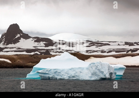 Blaue Eisberg auf Süd-Shetland-Inseln mit Wolken Antarktis Stockfoto