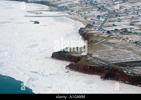 Luftaufnahme des Eis entlang der Küste von Magdalen Inseln mit Leuchtturm und Hubschrauber Kanada Stockfoto