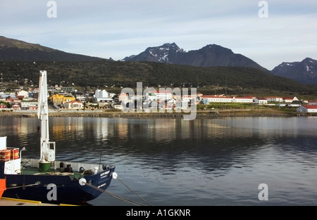 Blick auf Stadt und Berge der Anden im Hafen von Ushuaia Argentinien Stockfoto