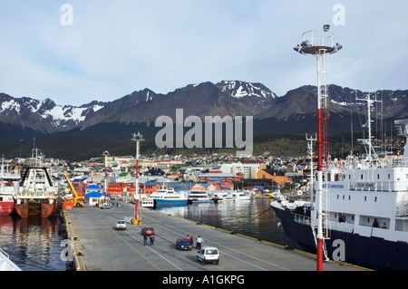 Schiffe und Autos am dock im Hafen von Ushuaia mit Anden Argentinien Stockfoto