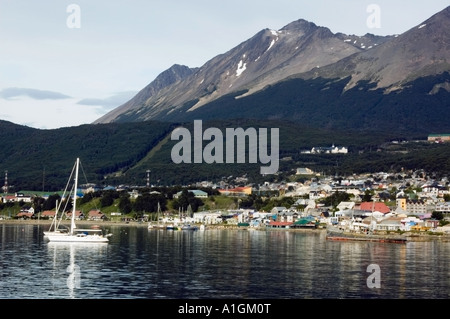 Boote im Hafen von Ushuaia mit Anden Argentinien Stockfoto