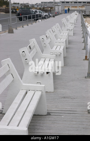 Weiße Bänke entlang der Promenade in Sea Girt, NJ Stockfoto