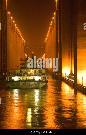 Versenden Sie Eingabe sperren während der Nacht, drei-Schluchten-Staudamm, China Stockfoto