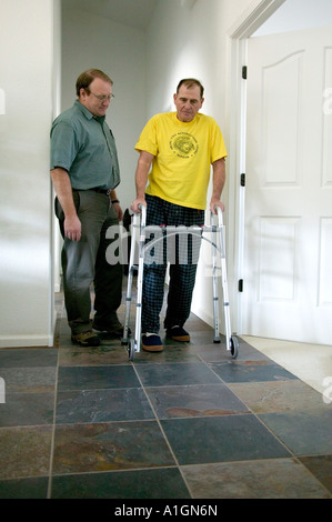 Ältere Patienten Training mit Walker, Therapeuten beobachten, Stockfoto