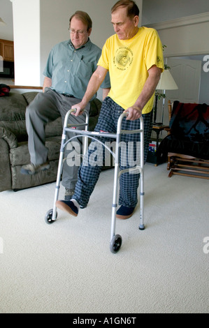 Therapeuten, die männliche Patient darstellende hip Therapie angewiesen Stockfoto