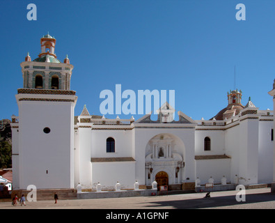 Mittelpunkt der kleinen, charmanten Stadt von Copacabana am Ufer des Titicaca-See ist die maurische Kathedrale. Stockfoto